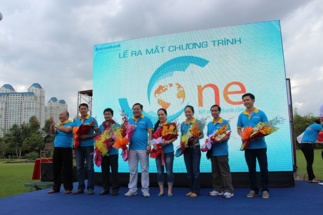 Kết thúc 3 thử thách tinh thần đồng đội, ông Phan Huy Khang đã đúc kết lại 8 mục tiêu của chương trình “S-One: Kết nối để thành công”, phát động cuộc thi Ý tưởng vàng Sacombank 2013 và ra mắt Ban chỉ đạo chương trình.
