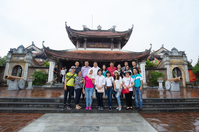 Cả đoàn tham quan Đền thờ Hoàng đế Quang Trung